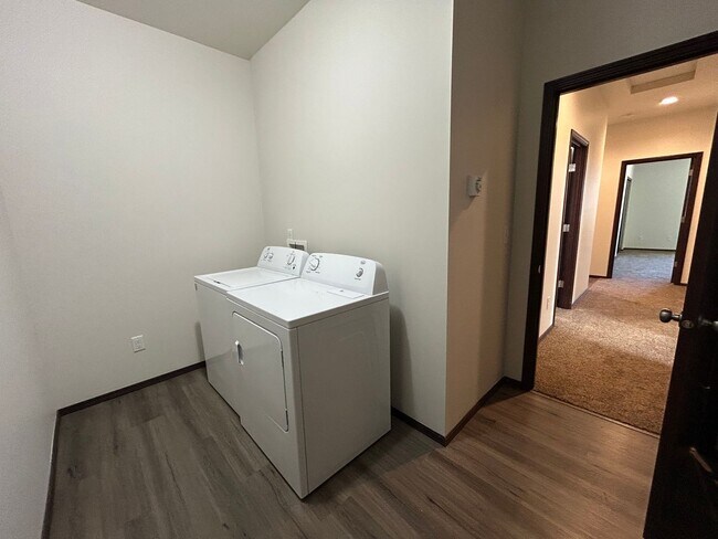 Building Photo - Beautiful Home with Quartz Countertops!