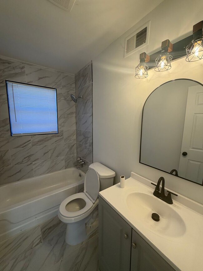 Building Photo - 1956 Edward Ave