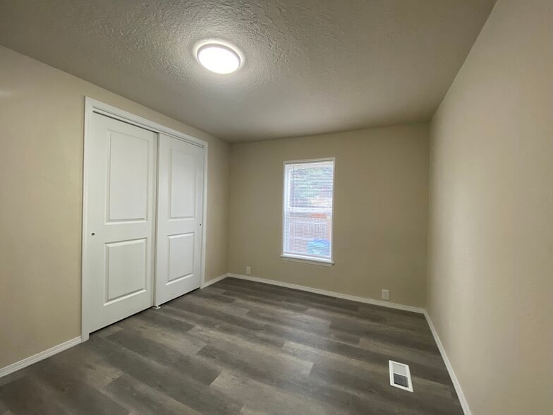 Building Photo - 2099 W Plymouth Cir