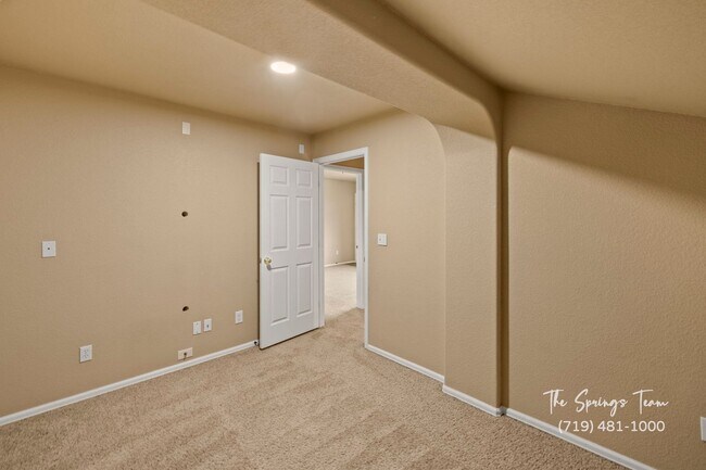 Building Photo - Spacious & Unique 3BD/2BA Townhome w/ Gara...