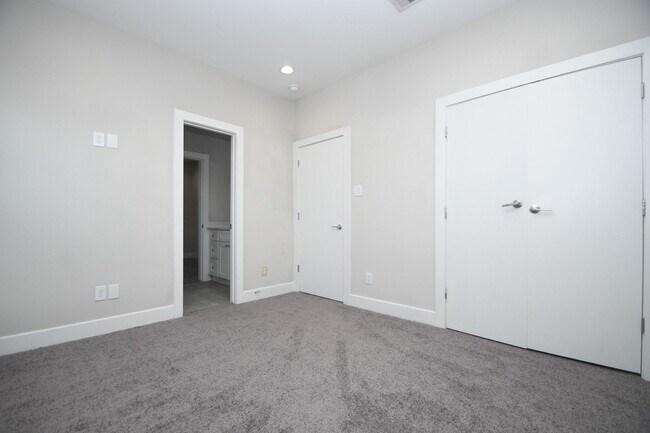 Building Photo - 5904 Gardendale Dr