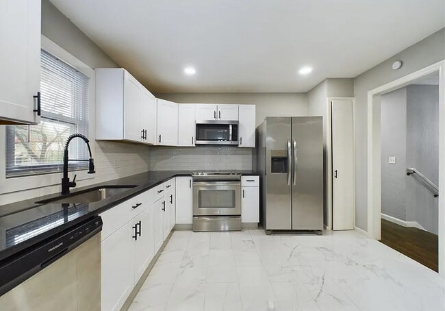 Building Photo - Spacious 4 Bed | 2 Bath Renovated Home!