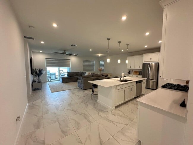 Building Photo - 10230 SW Orana Dr