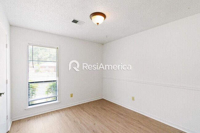 Building Photo - Newly Renovated 3/2 in a Quiet Neighborhood