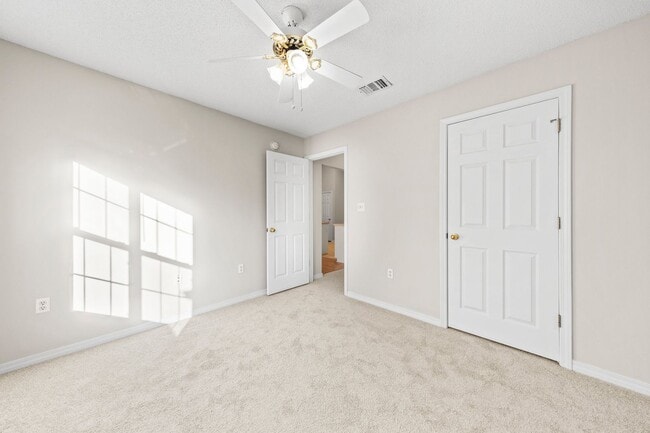 Building Photo - Charming home in IDEAL location!!!