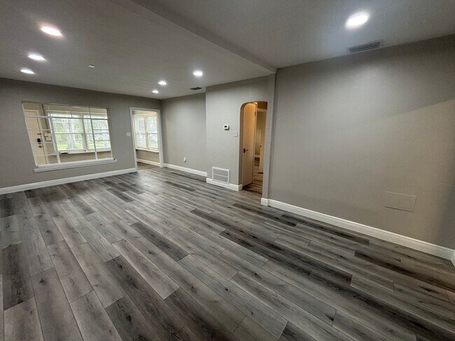 Building Photo - 2/1 duplex - Great Location near downtown