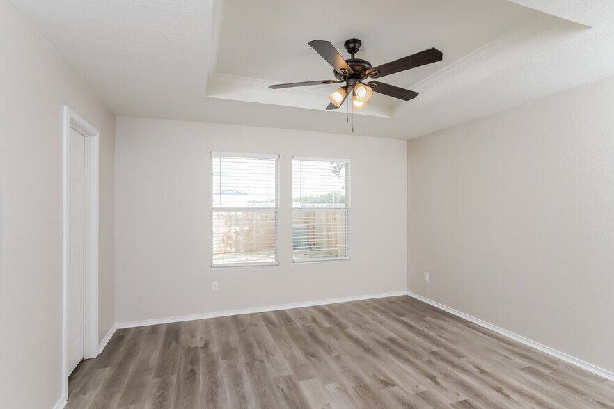 Building Photo - 8963 Oakwood Park