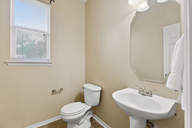 Building Photo - Spacious 4 BR/2.5 bath home in Iron Horse ...