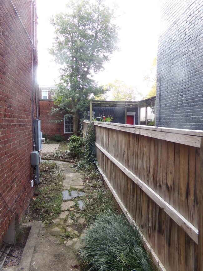 Building Photo - FLOY2107