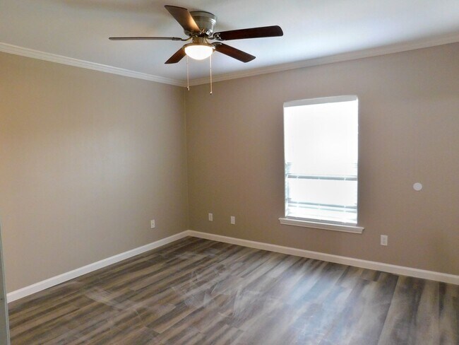 Building Photo - 155 Varsity Dr