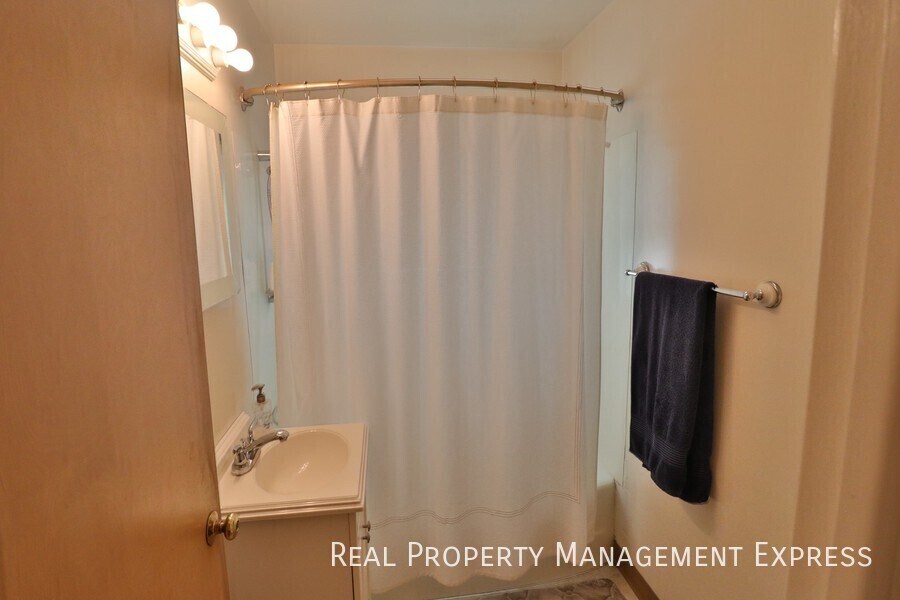 Building Photo - Spacious 1 bedroom 1 bathroom in a great n...