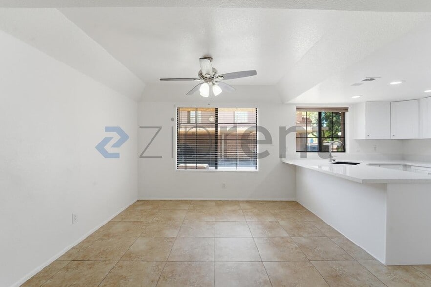 Building Photo - 609 E Mesquite Cir