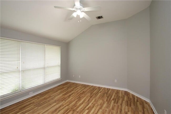 Building Photo - 613 Runners Ridge