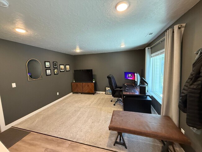 Building Photo - Charming 2BR Townhome in Centerville