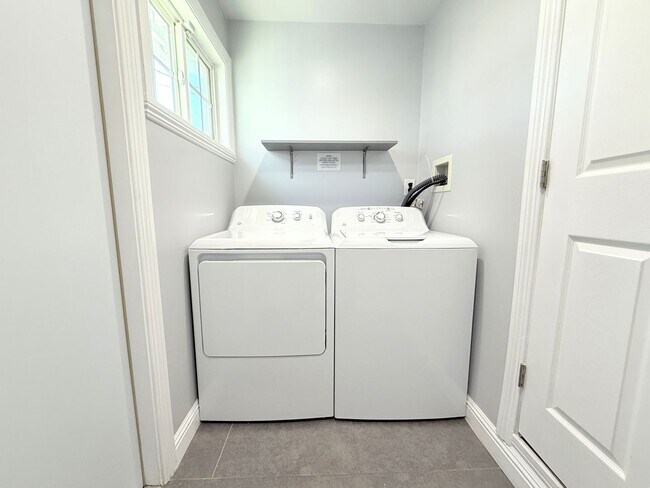 Building Photo - 6660 Charlesworth Ave