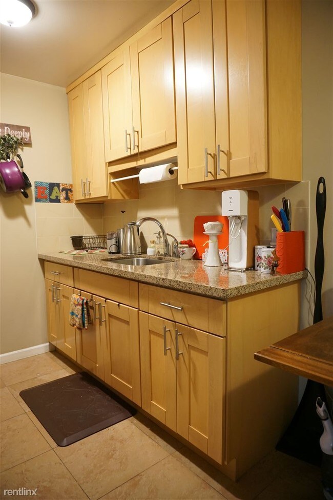 Building Photo - 660 Roble Ave