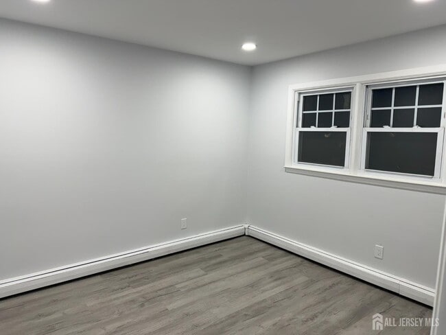 Building Photo - 2460 Woodbridge Ave