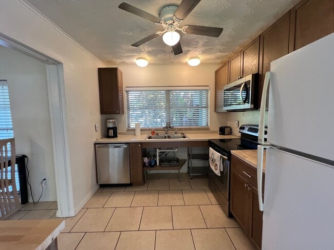 Building Photo - AVAIL 10/15 -- $1,200 ** Annual ** 2 Bed /...