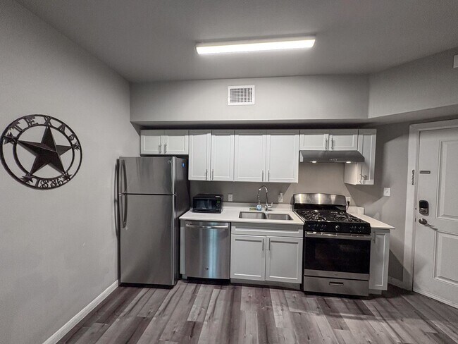 Building Photo - 4 Bed / 2 Bath in West Campus – Bring Your Roommates