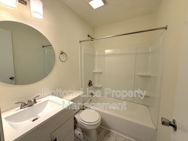 Building Photo - 2011 Holly St