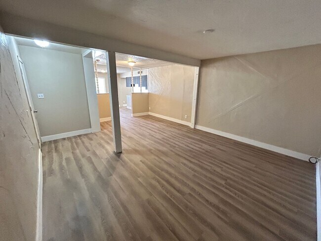 Building Photo - Single Story 3/2 *NO HOA* *NEW* Paint & *N...