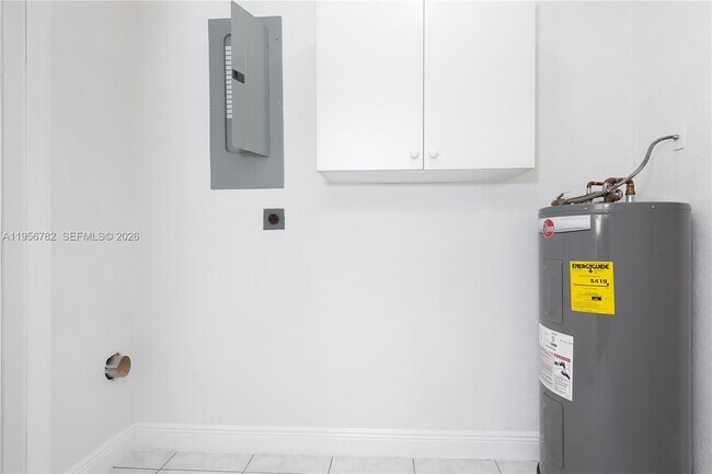 Building Photo - 2615 SW 32nd Ct