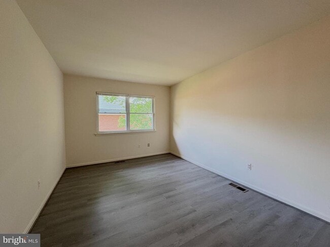 Building Photo - 8848 Walutes Cir