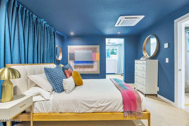 Building Photo - 2855 Los Feliz Dr