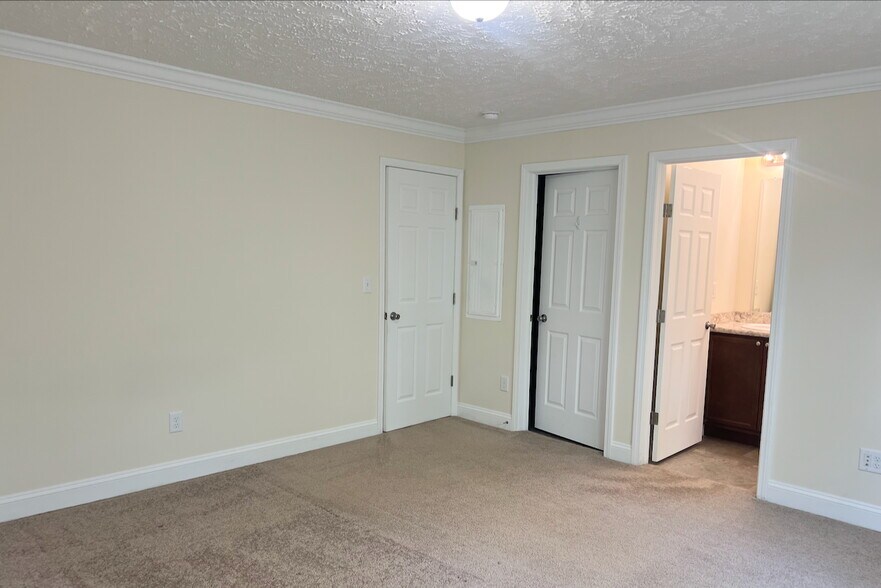 Building Photo - 1585 Country Club Dr