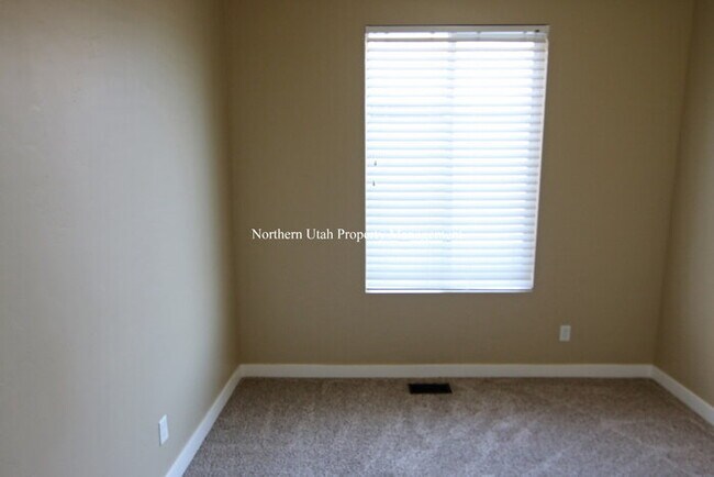 Building Photo - Beautiful Layton Home