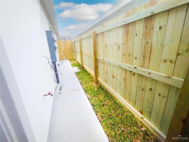 Building Photo - 1409 Shavano Dr