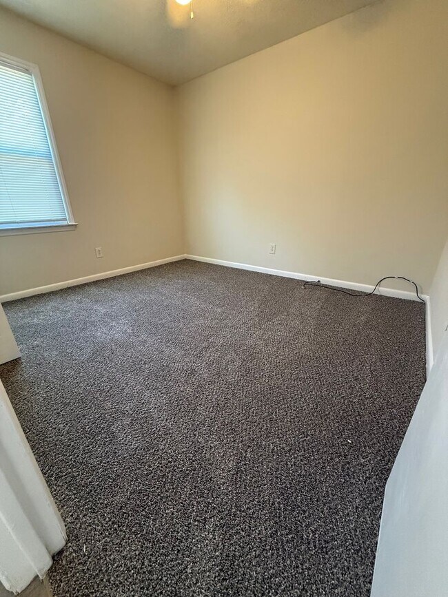 Building Photo - 904 Verdant Dr