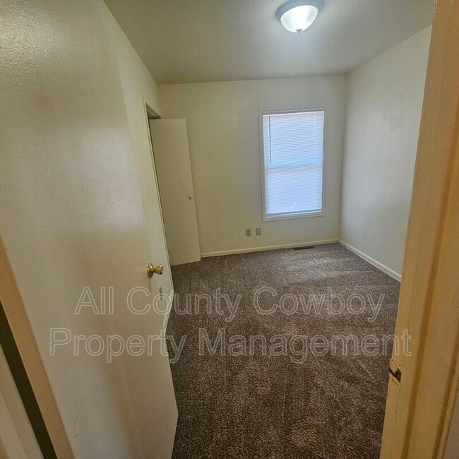 Building Photo - 142 S Cribbon Ave