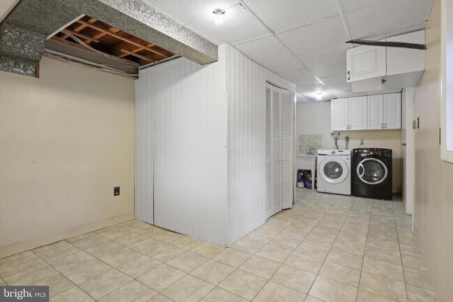 Building Photo - 5812 Helmsdale Ln