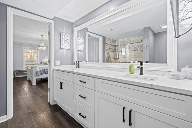 Building Photo - 6851 Roswell Rd