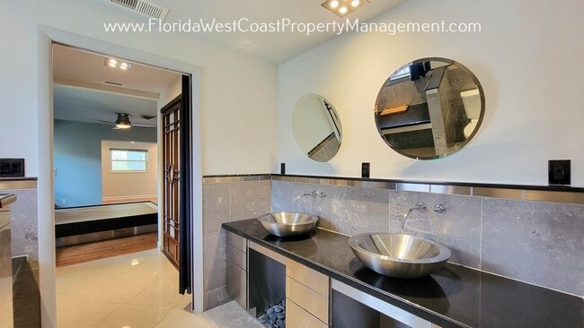 Building Photo - CLASSIC SARASOTA POOL HOME WITH UPDATES AN...