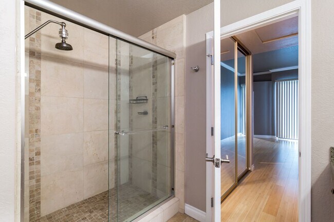 Building Photo - Heart of Bankers Hill at La Parc Chateau!