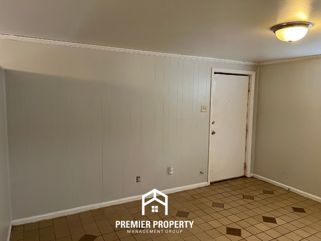 Building Photo - Cozy 1BR Apartment Near Downtown Huntsville w/ Bright Windows & Yard Access