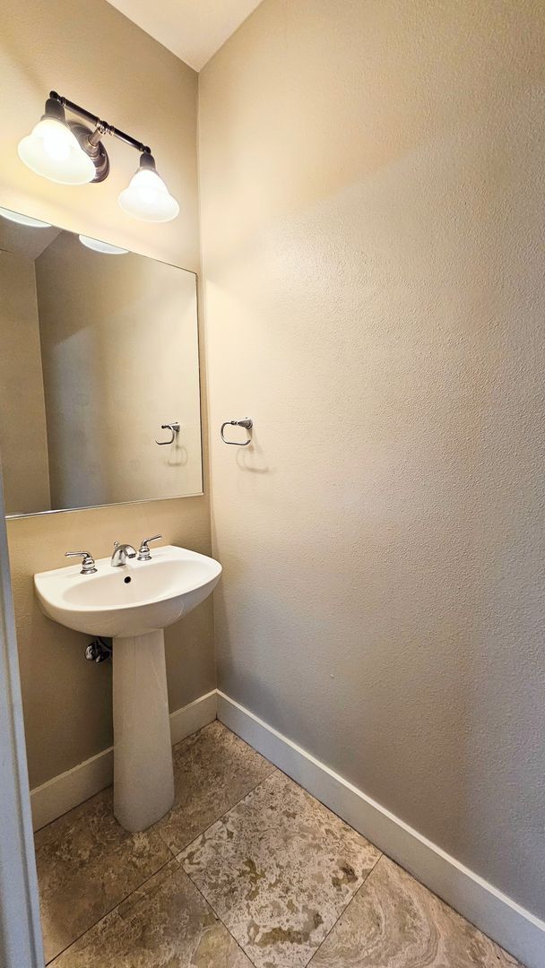Building Photo - 2 Bedroom-2.5 Bath Townhome