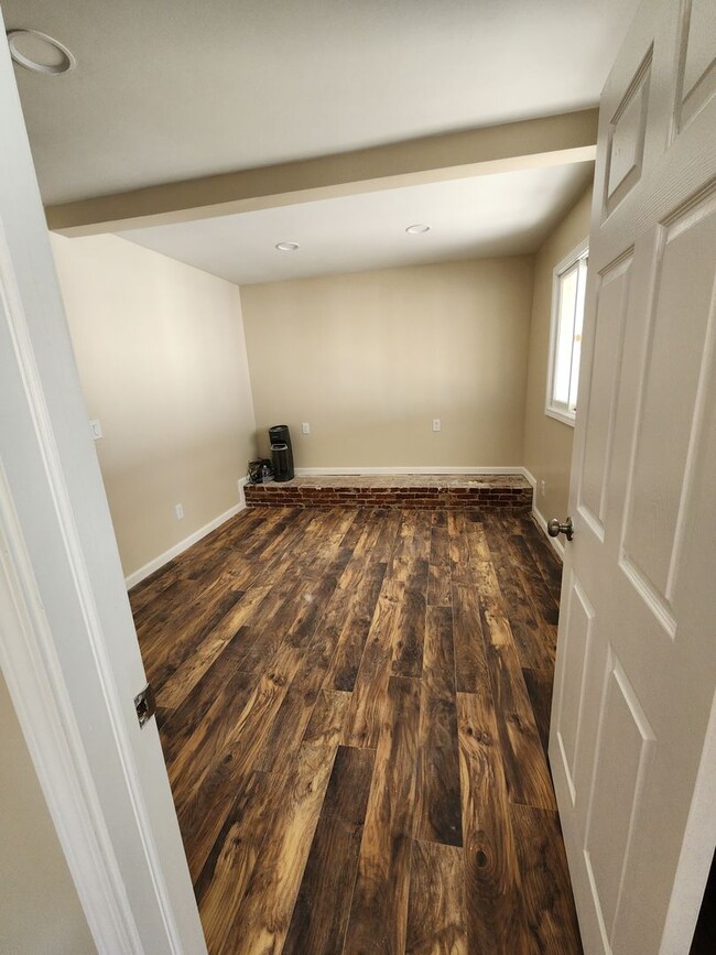 Building Photo - Updated 3 Bedroom Ranch style home