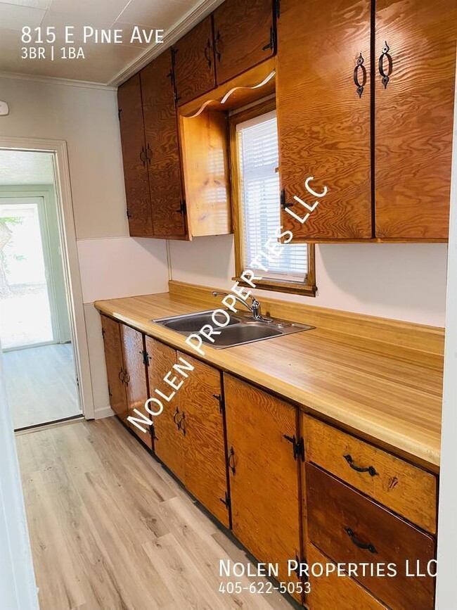 Building Photo - 815 E Pine Ave