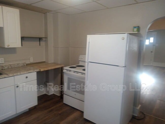 Building Photo - 206 W Railroad St