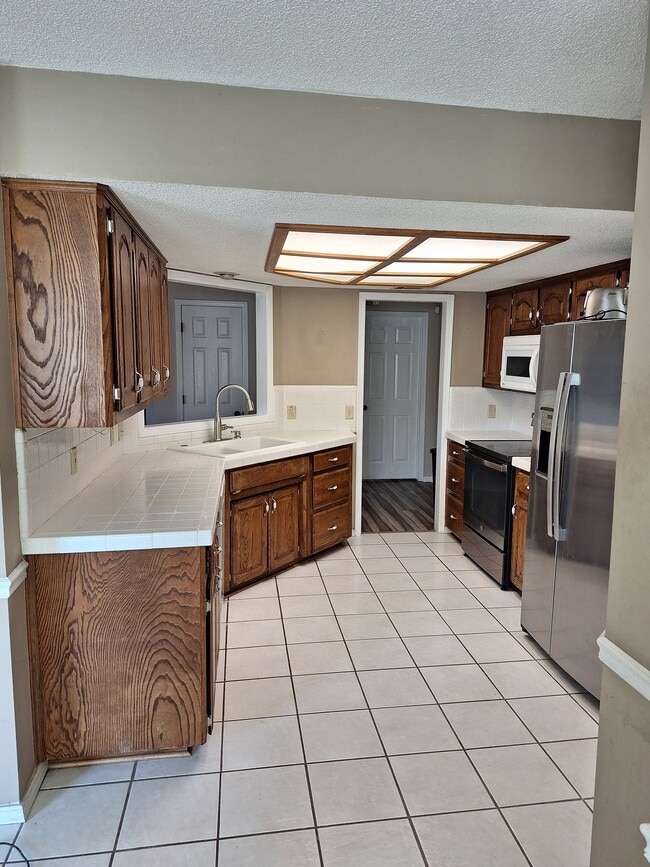 Building Photo - 8908 Rosewood Dr