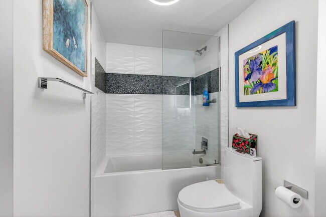 Building Photo - 1236 Hillsboro Mile