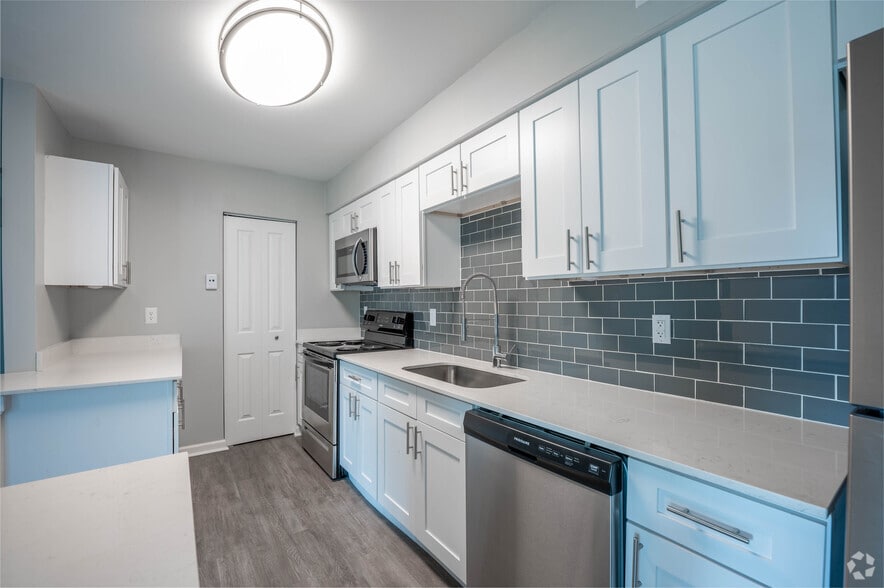 2BR, 1.5BA - 969SF - Kitchen - Fountain Parc