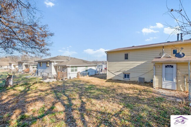 Building Photo - 3012/3014 Menke Cir
