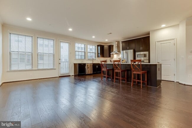 Building Photo - Stunning, light-filled end unit townhome in sought-after Brambleton community.