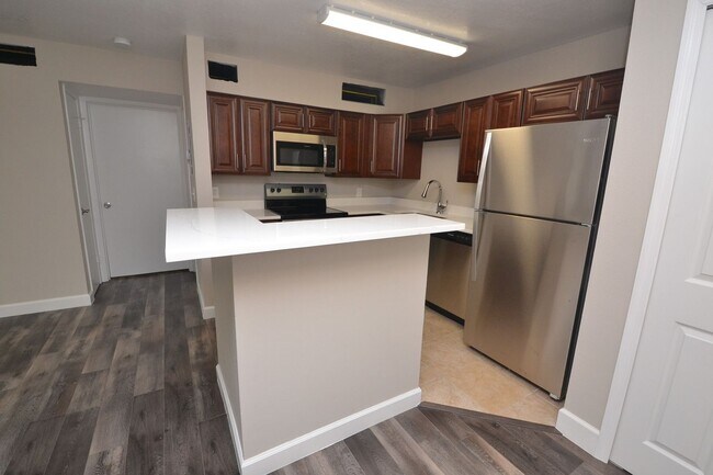 Building Photo - 1/1 Condo in Altamonte Springs ~ Gated Lakefront Community ~ LVP Flooring & Updated Kitchen/Bath!