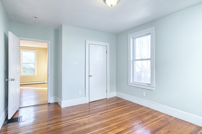 Building Photo - 31 Simon St