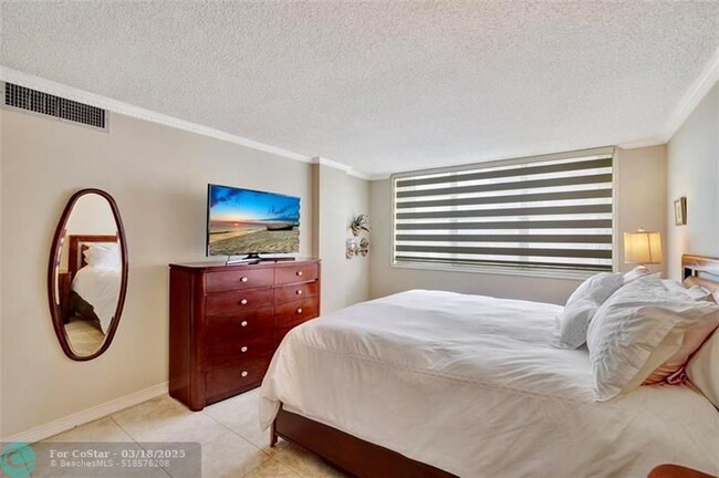 Building Photo - 3113 S Ocean Dr